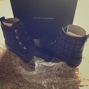 NWB Tommy Hilfiger Quilted Multi Winter Boots 5